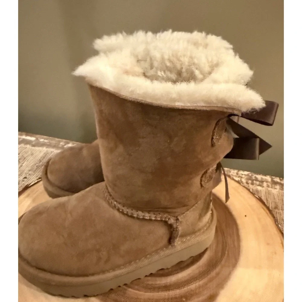 UGG Kids Bailey Bow Boots Chestnut Sheepskin Fur‎ Lined 1017394T SZ-8C